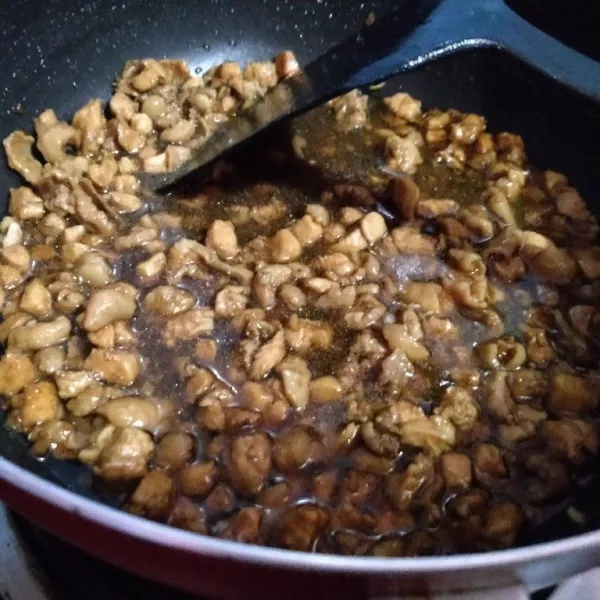 Masukkan ayam, kulit ayam, kecap asin, kecap manis, saus tiram, lada, garam, dan gula, lalu aduk rata