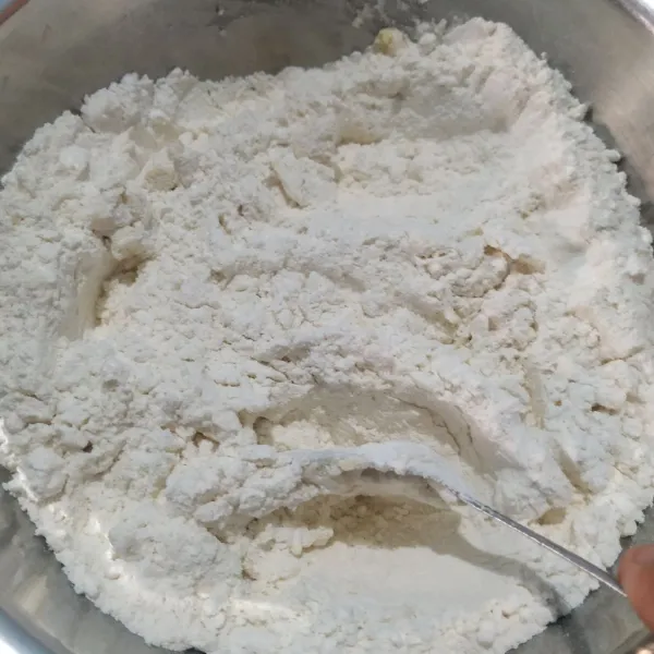 Masukkan tepung terigu, tepung maizena, gula halus, garam, vanili bubuk, dan mentega. Aduk sampai rata