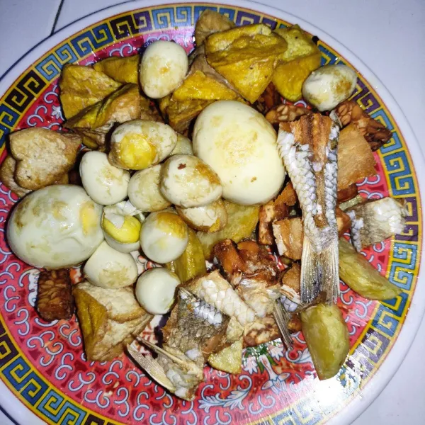 Goreng juga ikan, tempe, dan tahu. Lalu, sisihkan.