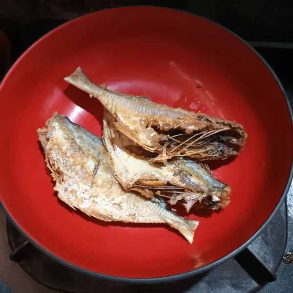 Siapkan bahan yang diperlukan. Lalu goreng peda yang sudah dicuci bersih sampai matang dan garing. Angkat dan tiriskan.