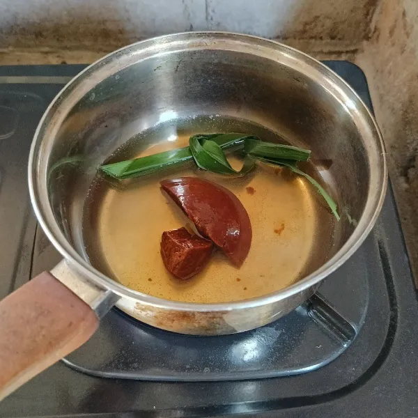 Rebus air, gula merah, gula pasir, garam, dan daun pandan