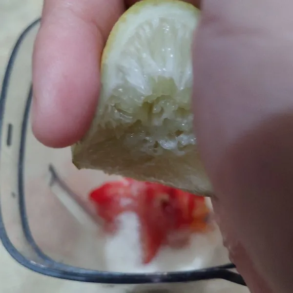Masukkan perasan buah lemon. Tambahkan air dan proses hingga halus.