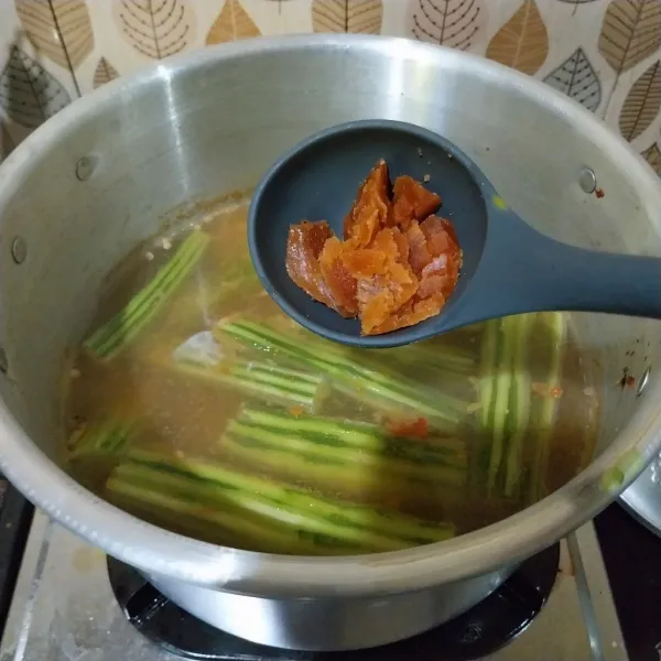 Masukkan gula merah, masak sampai klentang empuk.