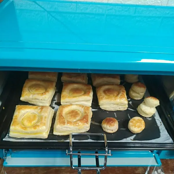 Oven di suhu 200°C selama ± 20 menit.