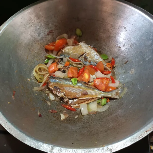 Kemudian masukkan peda goreng. Biarkan sampai bumbu meresap. Cicipi rasa, matang dan siap disajikan.