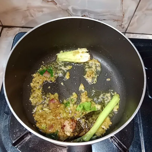 Tumis bumbu sampai wangi.