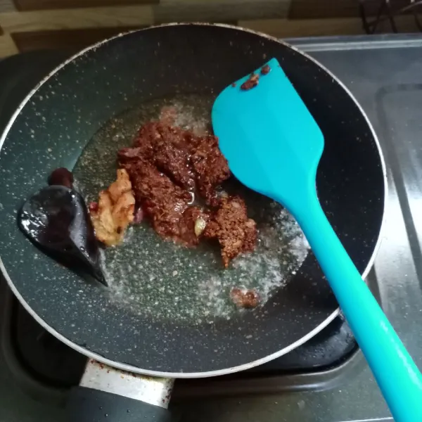 Tumis bumbu halus, lengkuas dan daun salam sampai harum dan matang.