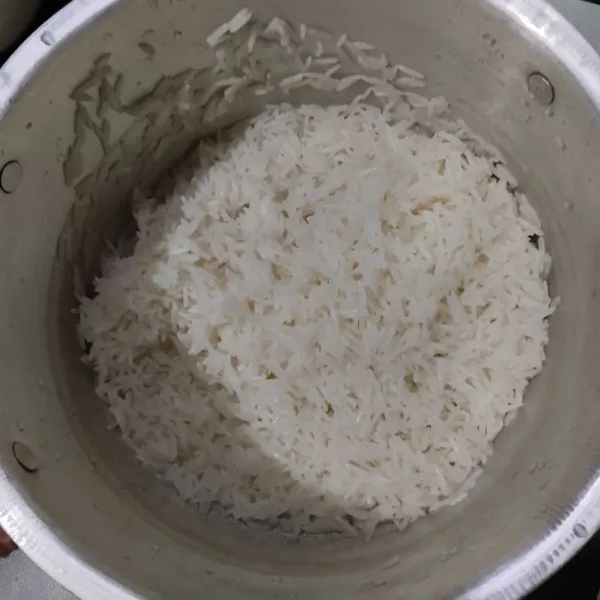 Rendam beras basmati selama 20 menit. Tiriskan.