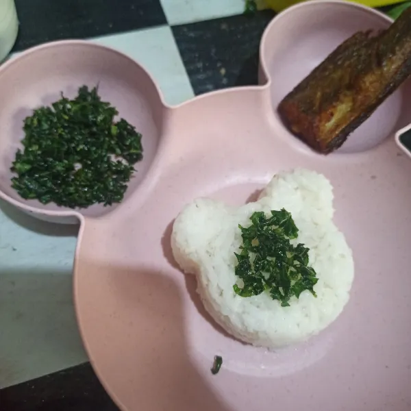 Cetak nasi dengan cetakan beruang. Beri sedikit sawi goreng di atasnya. Sajikan.