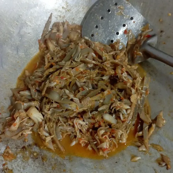 Masak sampai air menyusut dan matang. Lalu koreksi rasa. Jika sudah pas, angkat dan siap disajikan.