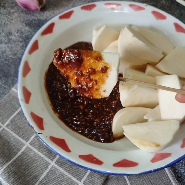 Sajikan bengkoang dengan bumbu rujak.