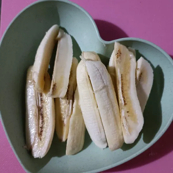 Potong pisang menjadi 4 bagian.
