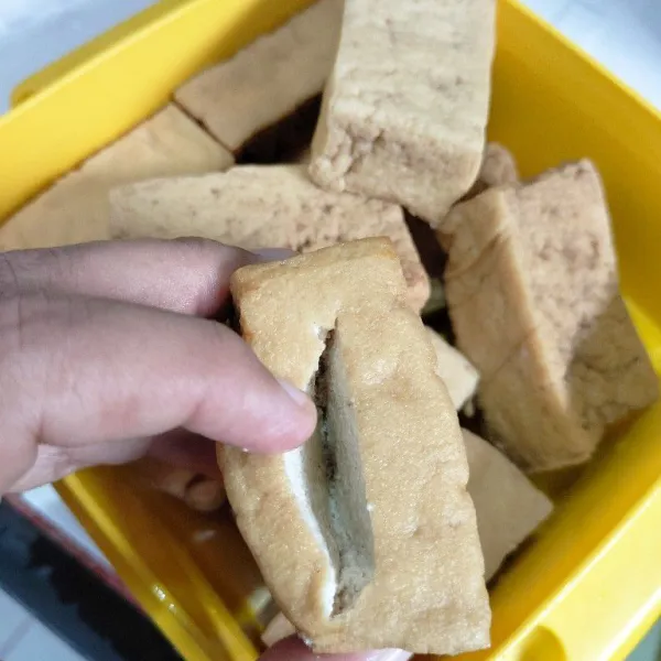 Siapkan tahu goreng, lalu kerat bagian tengahnya, sisihkan.