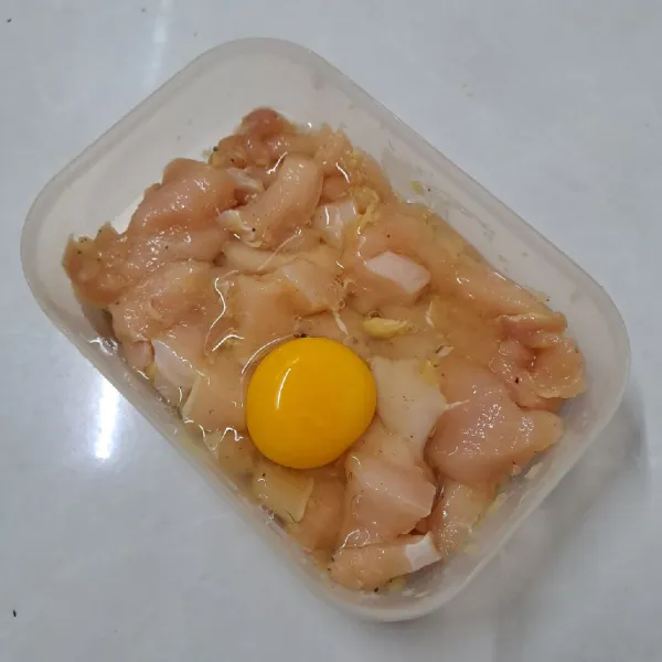 Masukkan telur, aduk rata dengan ayam.