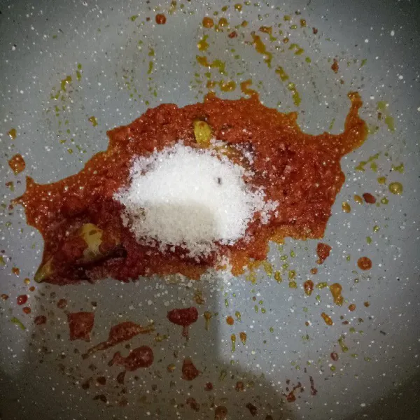 Masukkan gula, garam dan air jeruk nipis.