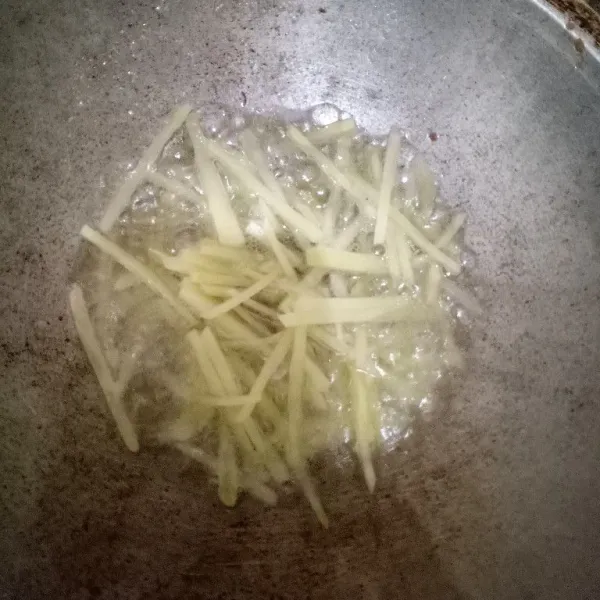 Panaskan minyak dan goreng kentang hingga garing kriuk.