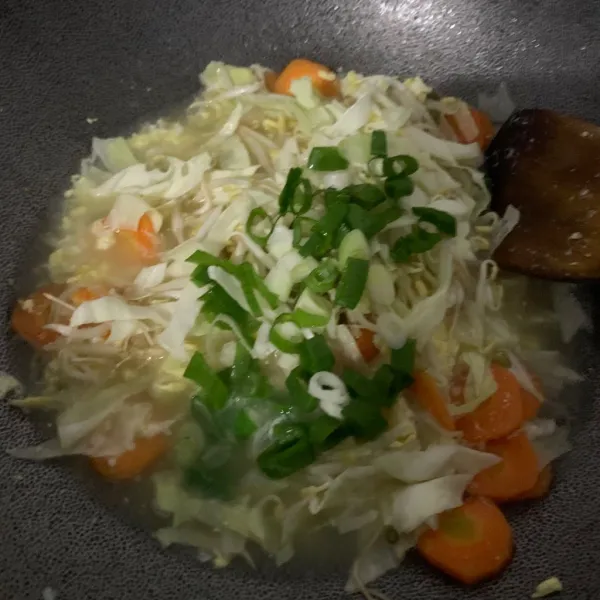 Beri potongan daun bawang.