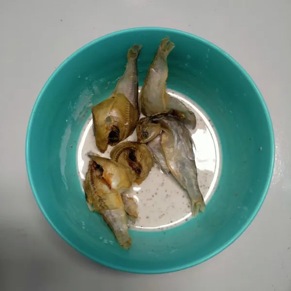 Masukkan ikan asin balur hingga rata.