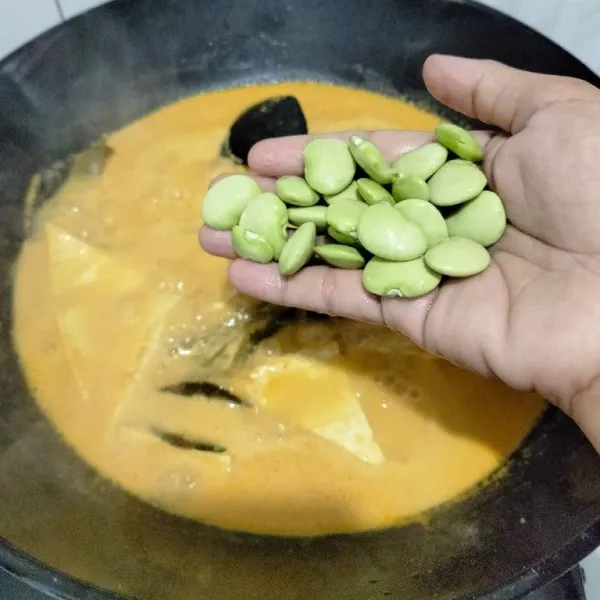 Masukan kacang koro.