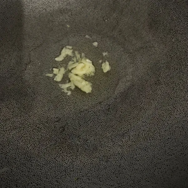 Tumis bawang putih sampai layu.