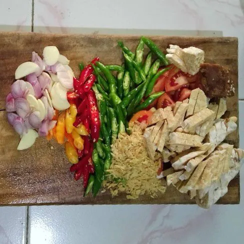 iris bawang merah, bawang putih, dan cabe. potong- potong juga tomat, tempe, udang kering, dan gula jawa.