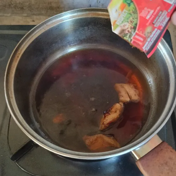 Setelah mendidih dan gula larut, masukkan kopi bubuk dan aduk rata.