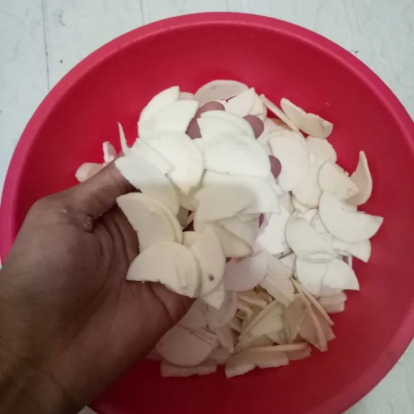 Kupas singkongnya lalu iris-iris tipis dan cuci bersih.