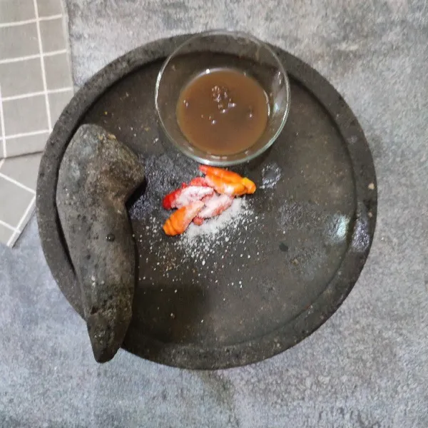 Ulek cabe dan garam.