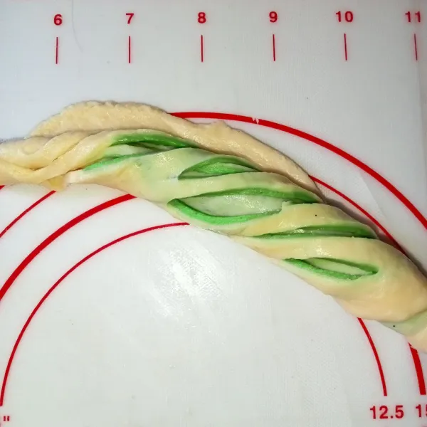 Potong menyerong adonan kemudian gulung seperti di gambar.