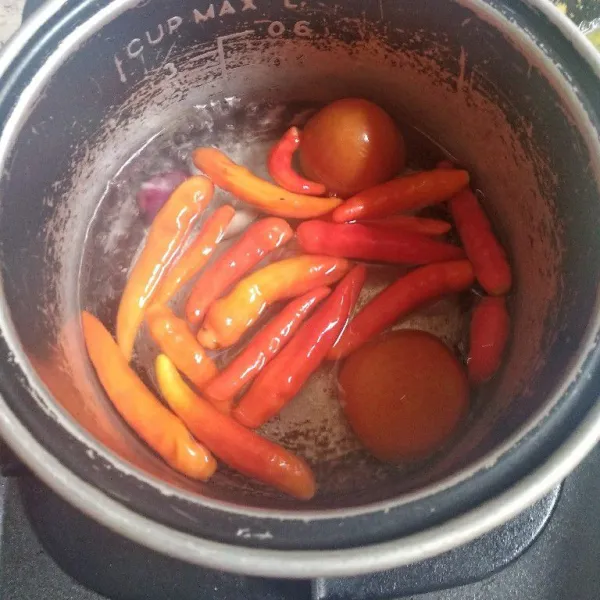 Masukkan cabe, tomat dan bawang. Rebus kurang lebih 5 menit.