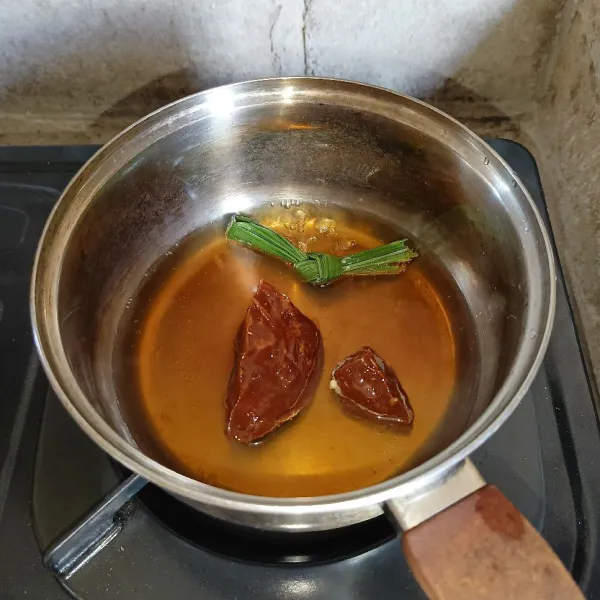 Rebus gula merah, gula pasir, garam,daun pandan dan air sampai gula larut dan sedikit mengental.