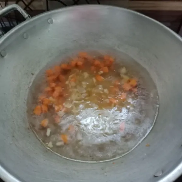 Tuang air, didihkan. Masukkan wortel, masak sampai setengah matang.