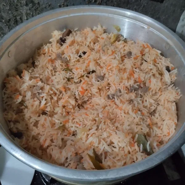 Tambahkan pewarna orange, aduk rata cepat dan kukus kembali selama 5 menit.