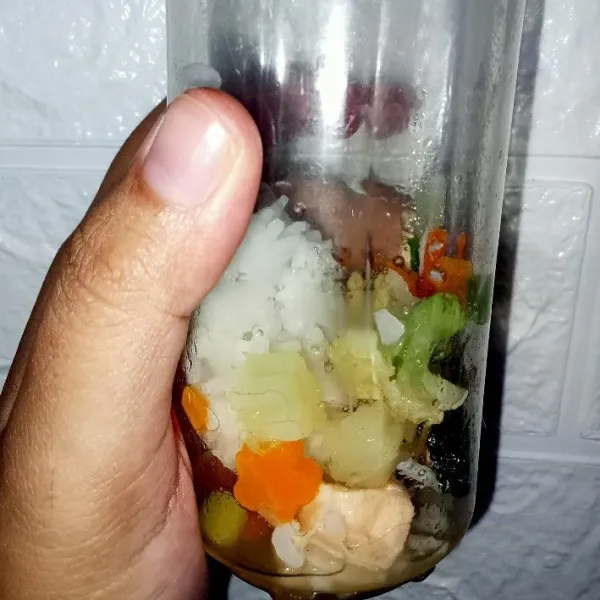 Ambil sup salmon dan sayuran lalu masukkan ke dalam blender, tambahkan nasi putih.