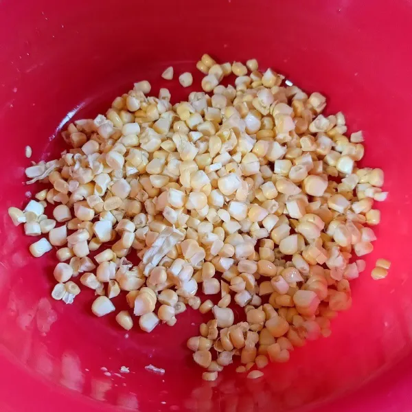 Pipil jagung dan ulek kasar.