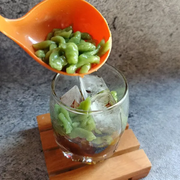 Kemudian masukkan cendol.