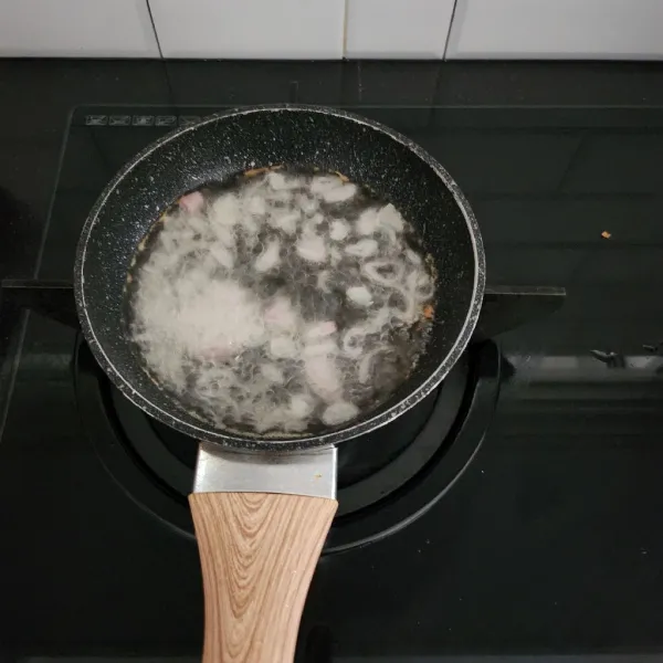 Goreng bawang putih dan bawang merah, lalu tiriskan.