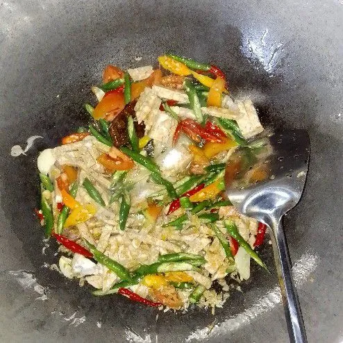 Koreksi rasa. beri garam dan penyedap rasa bila perlu.