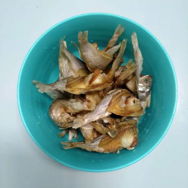 Siapkan ikan asin.