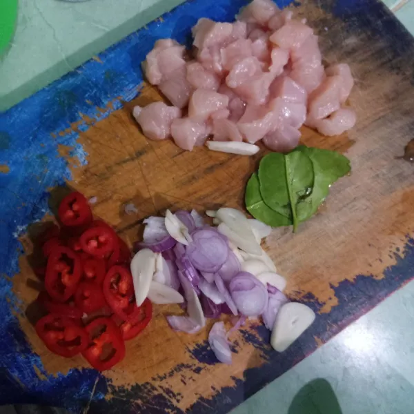Siapkan ayam, daun jeruk, bawang merah, bawang putih serta cabai merah besar.