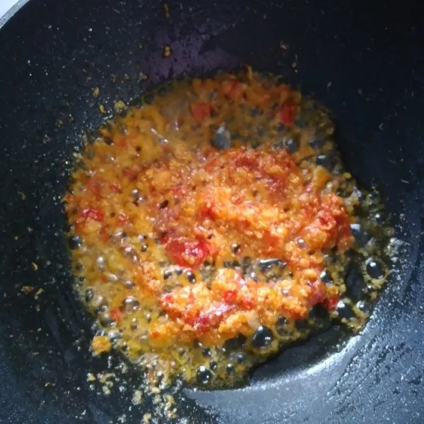 Tumis bumbu sampai harum dan matang.