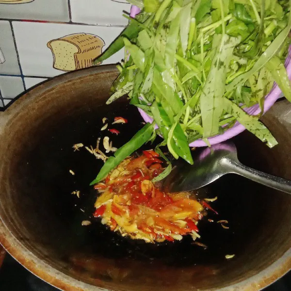 Setelah semua bahan irisan menyatu, masukkan sayur. Masak hingga layu.