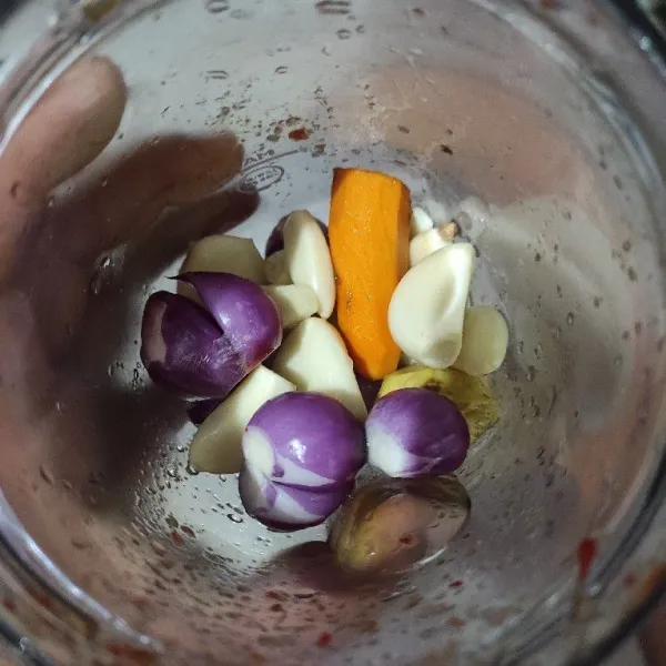 Haluskan Bawang Merah,bawang putih, jahe, dan kunyit.