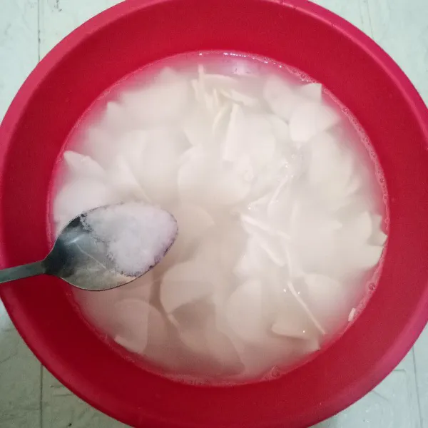 Rendam singkong di air dan tambahkan garam. Rendam selama 1 jam kemudian tiriskan.