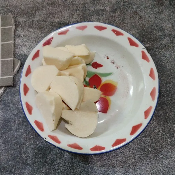 Potong-potong dan tata di atas piring saji.