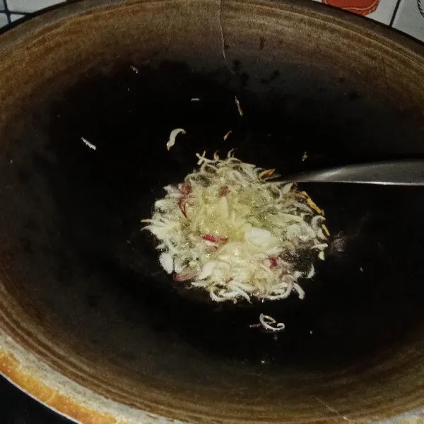 Tumis bawang merah dan bawang putih hingga harum.