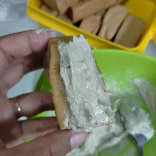Masukkan adonan bakso kedalam tahu.