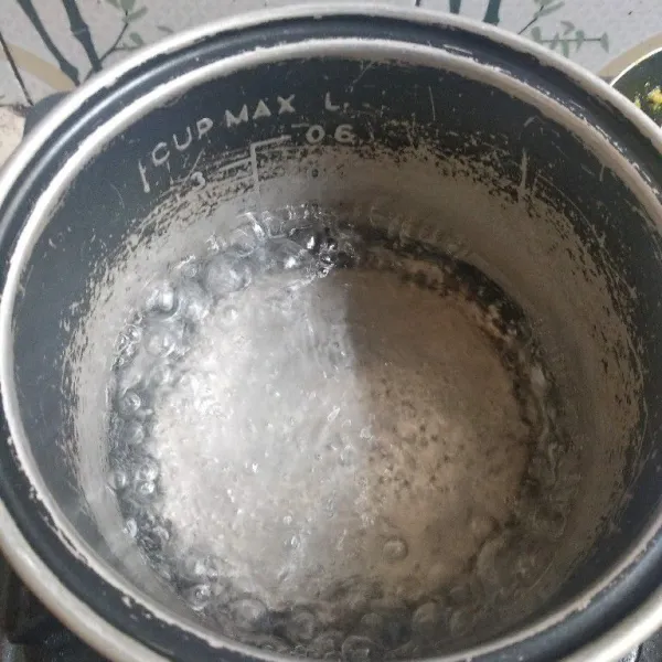 Panaskan air, tunggu sampai mendidih.