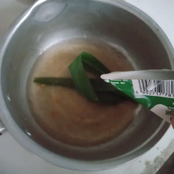 Masukkan santan, aduk rata, matikan kompor dan biarkan dingin.