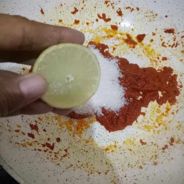 Tambahkan juga perasan jeruk nipis.